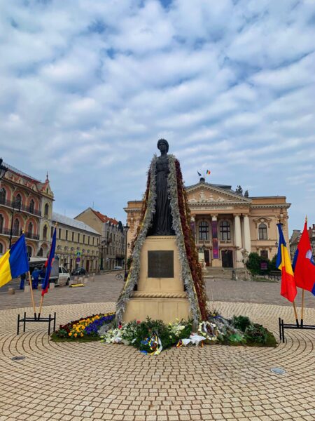 Statuia-Reginei-Maria-din-Oradea-450×600