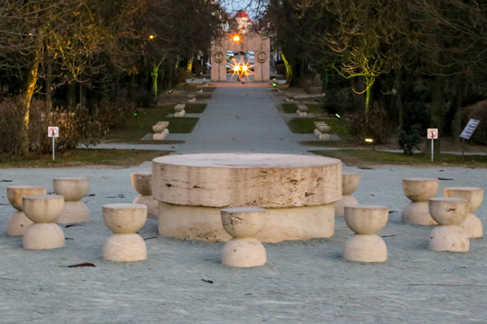 Masa Tăcerii și Poarta Sărutului Masa Tăcerii și Poarta Sărutului