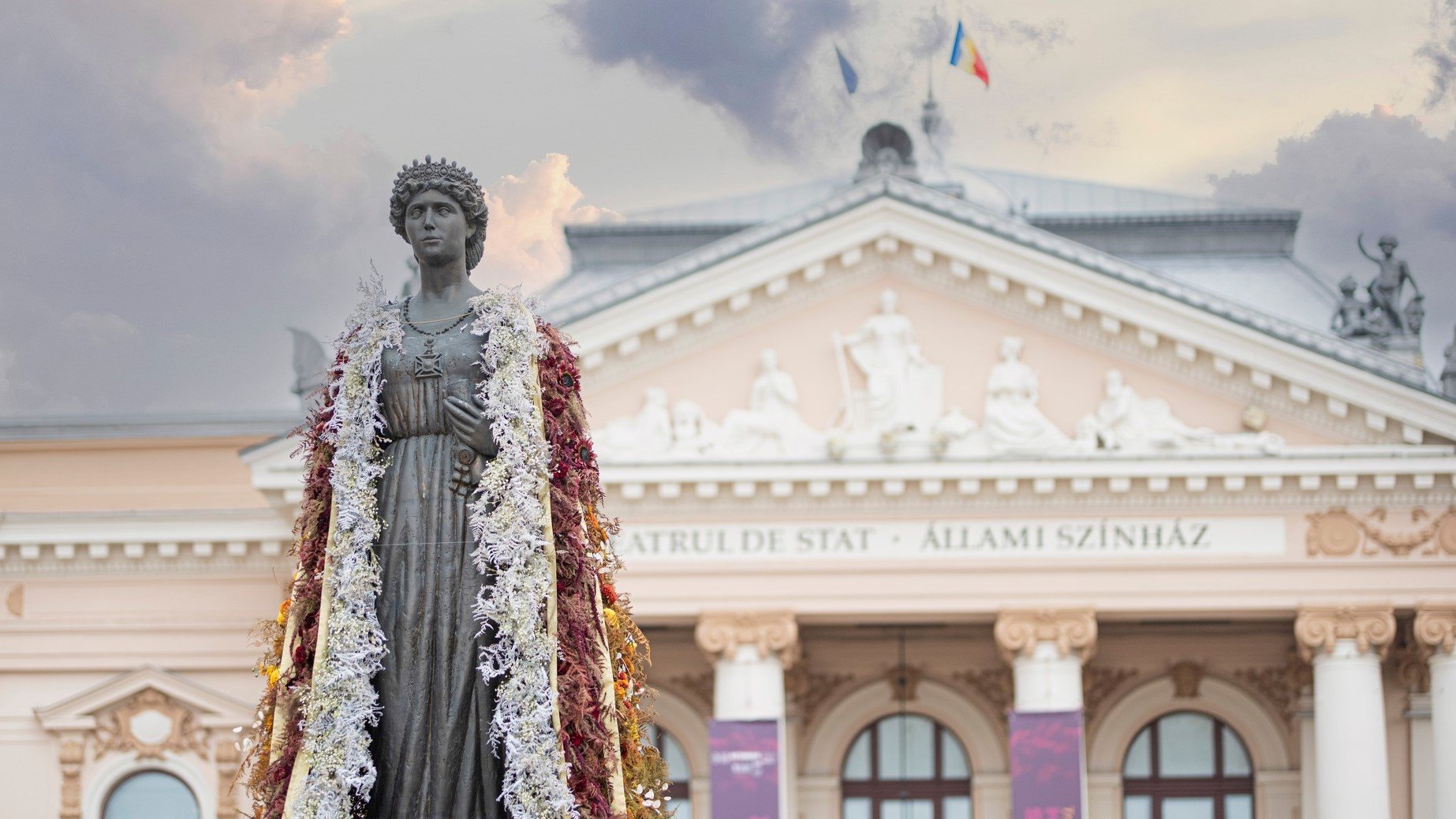 statuia-reginei-maria-impodobita-cu-o-mantie-de-flori-de-ziua-oradiei-1